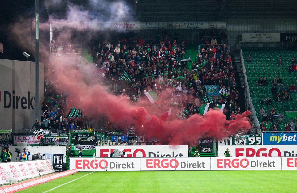 Hannover 96 Pyrotechnik Ultras Fürth Gästeblock